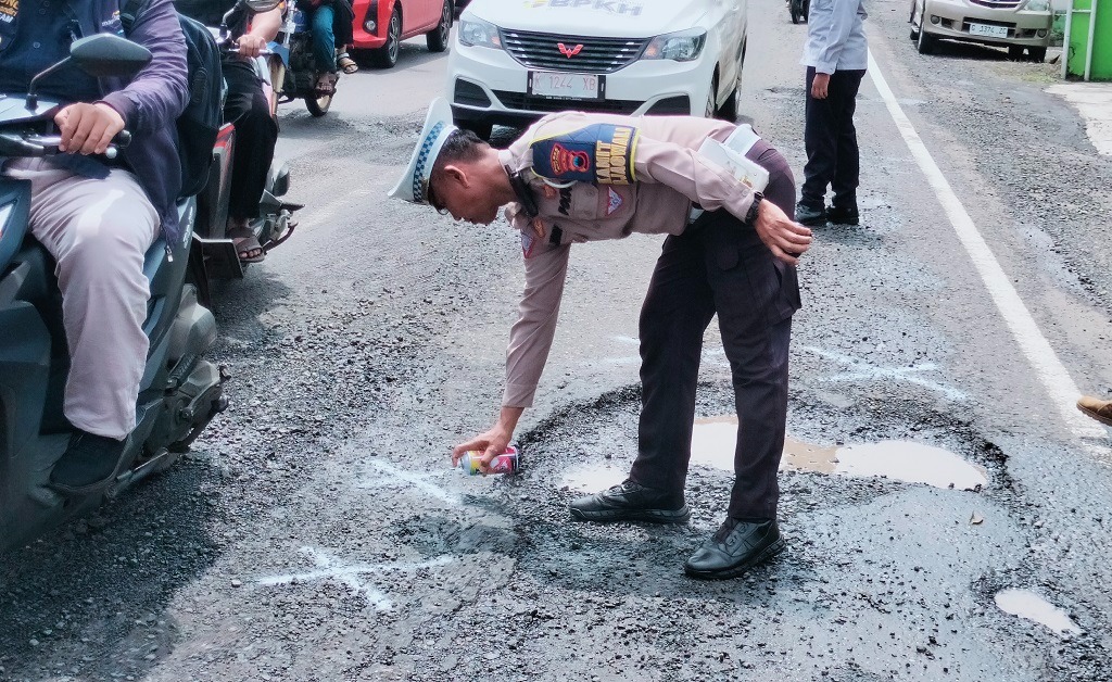 Utamakan Keselamatan, Satlantas Polres Batang Tandai Jalan Berlubang