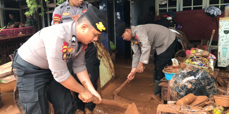 Polda Jateng Terjunkan Personel Ditsamapta, Bantu Warga Terdampak Banjir di Pekalongan