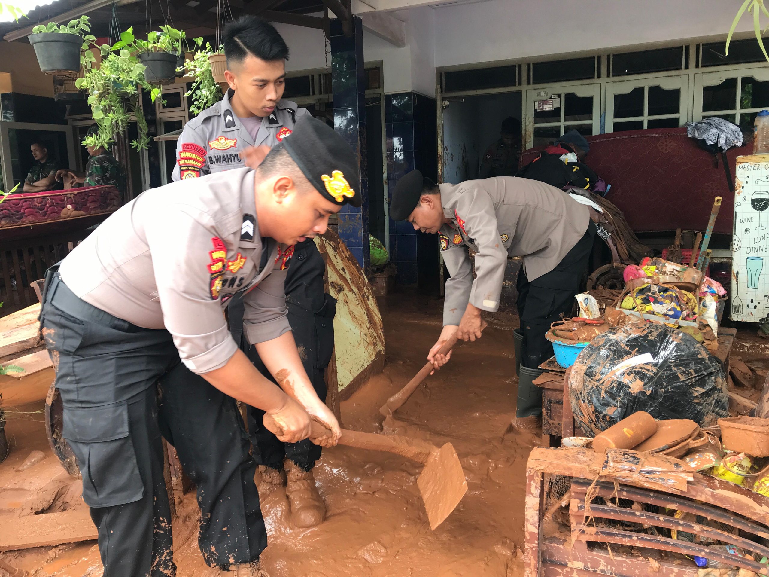Polda Jateng Terjunkan Personel Ditsamapta, Bantu Warga Terdampak Banjir di Pekalongan