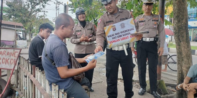 Ditlantas Bagikan Pamflet Ajak Masyarakat Jadi Pelopor Keselamatan Berlalu lintas