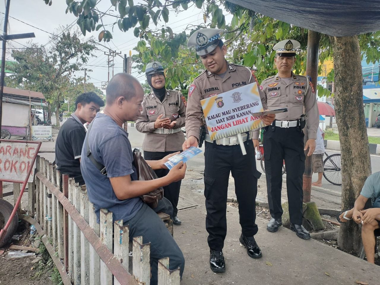 Ditlantas Bagikan Pamflet Ajak Masyarakat Jadi Pelopor Keselamatan Berlalu lintas