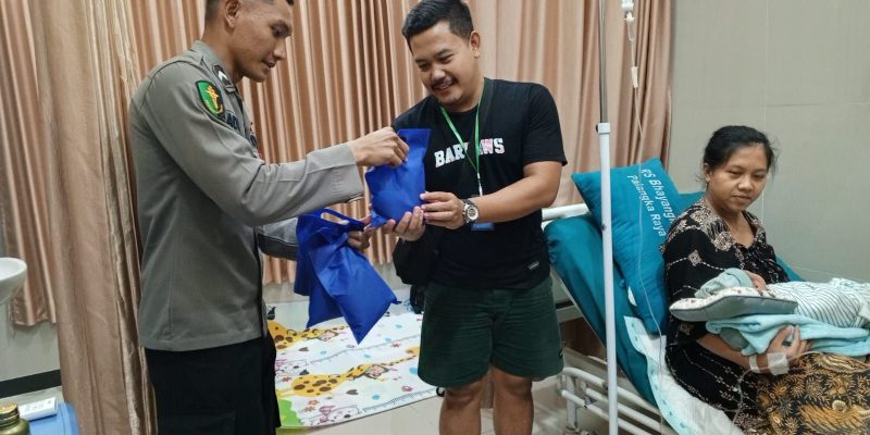 Rumkit Bhayangkara Palangka Raya Bagikan Ratusan Takjil Ke Pengunjung Dan Pasien