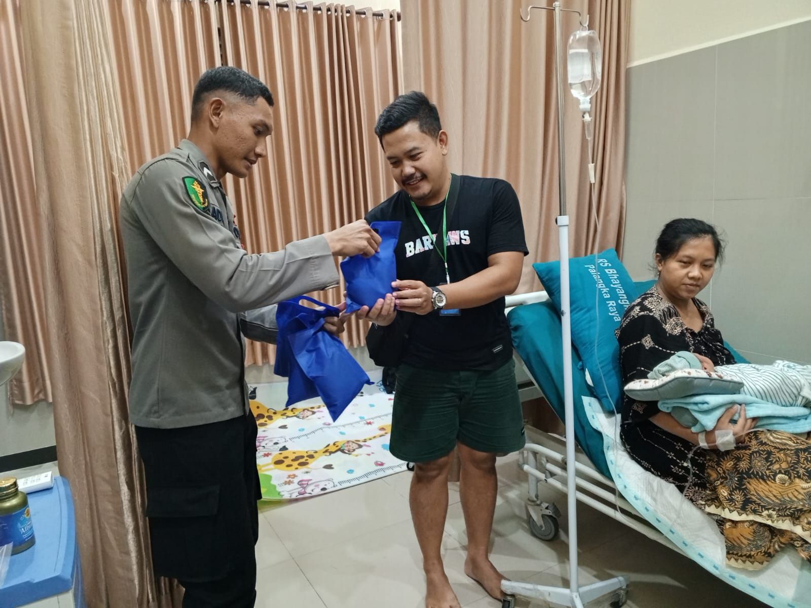 Rumkit Bhayangkara Palangka Raya Bagikan Ratusan Takjil Ke Pengunjung Dan Pasien
