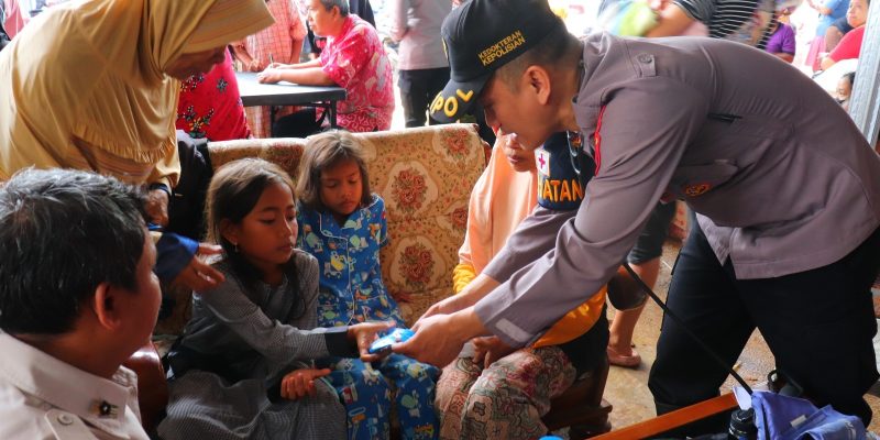 Polres Pekalongan Berikan Pelayanan Kesehatan Gratis Kepada Warga Terdampak Banjir di Pekalongan