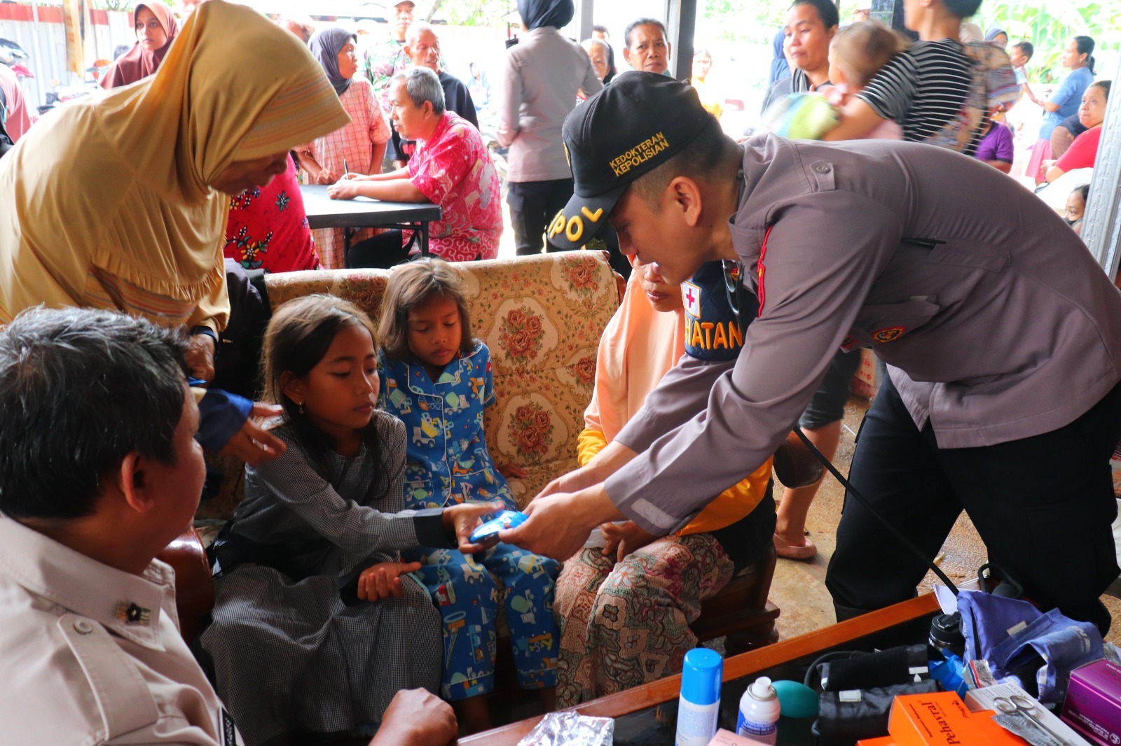 Polres Pekalongan Berikan Pelayanan Kesehatan Gratis Kepada Warga Terdampak Banjir di Pekalongan