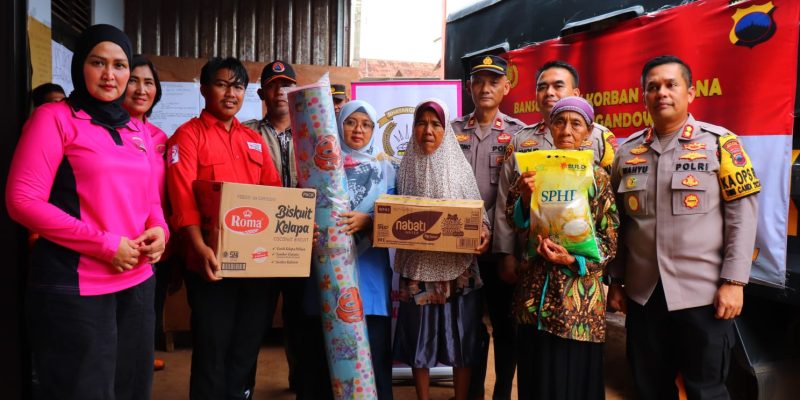 Kapolres dan Ketua Bhayangkari Cabang Pekalongan Salurkan Bantuan Untuk Korban Banjir Bandang Wangandowo