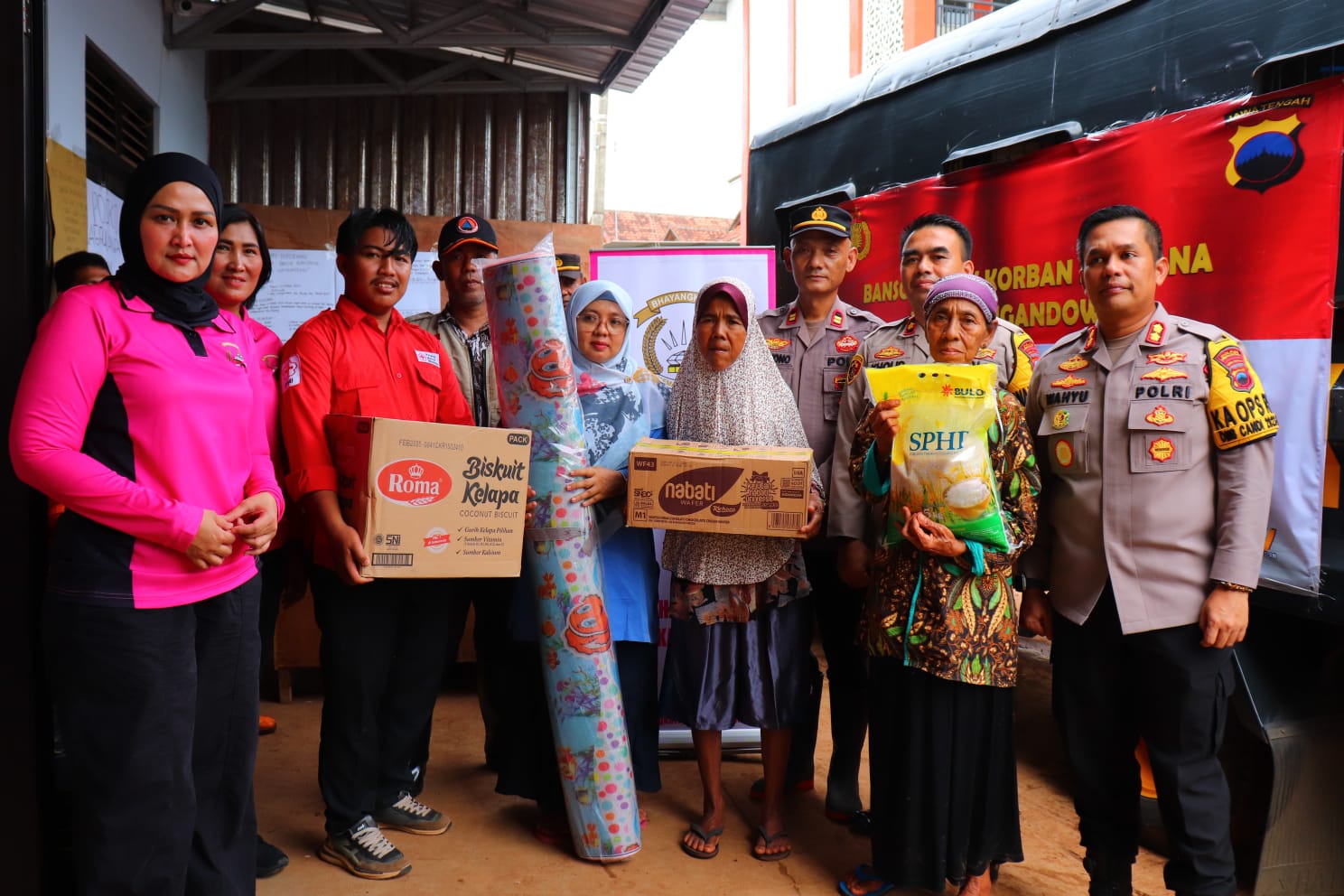 Kapolres dan Ketua Bhayangkari Cabang Pekalongan Salurkan Bantuan Untuk Korban Banjir Bandang Wangandowo