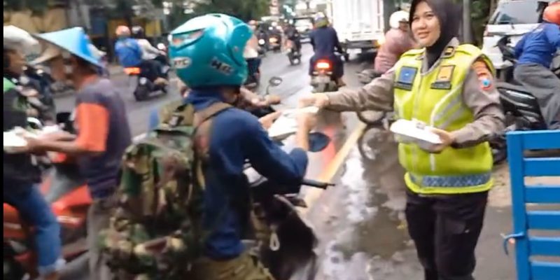 Raih Berkah Ramadhan Satlantas Polres Pelabuhan Tanjung Perak Berbagi Takjil