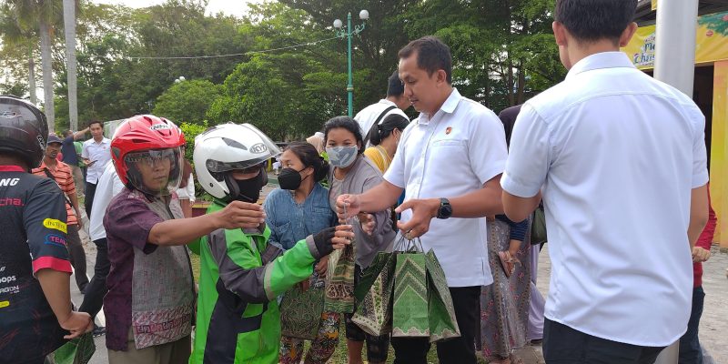 Ditreskrimsus Polda Kalteng Bagikan 200 Takjil ke Masyarakat