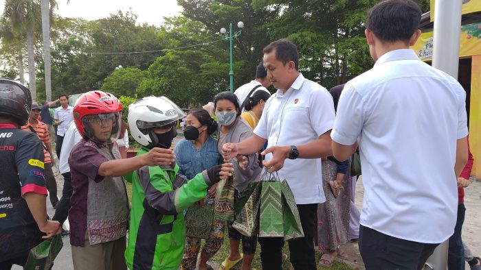 Ditreskrimsus Polda Kalteng Bagikan 200 Takjil ke Masyarakat