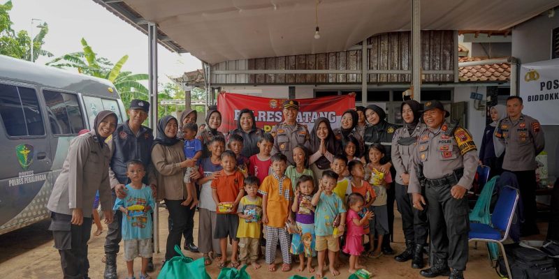 Polres Batang Berikan Bantuan Pada Warga Terdampak Banjir di Pekalongan