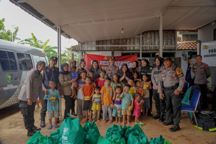 Polres Batang Berikan Bantuan Pada Warga Terdampak Banjir di Pekalongan