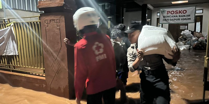 Posko Banjir Bandang Wangandowo Tergenang Air Karena Hujan Deras, Polres Pekalongan Lakukan Evakuasi