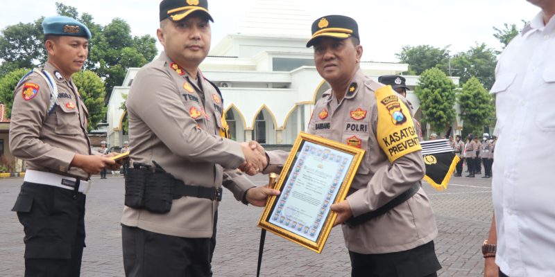Pimpin Upacara Hari Kesadaran Nasional, Kapolres Pasuruan Beri Penghargaan Anggota Berprestasi