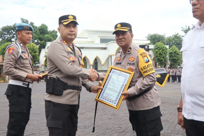 Pimpin Upacara Hari Kesadaran Nasional, Kapolres Pasuruan Beri Penghargaan Anggota Berprestasi