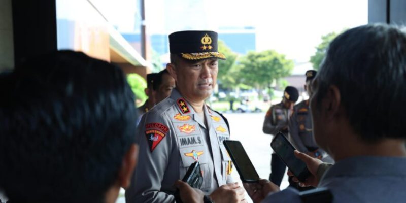 Pimpin Upacara Hari Kesadaran Nasional, Kapolda Jatim Beri Penghargaan 35 Anggota Berprestasi