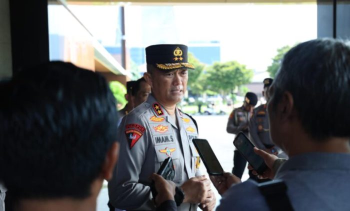 Pimpin Upacara Hari Kesadaran Nasional, Kapolda Jatim Beri Penghargaan 35 Anggota Berprestasi