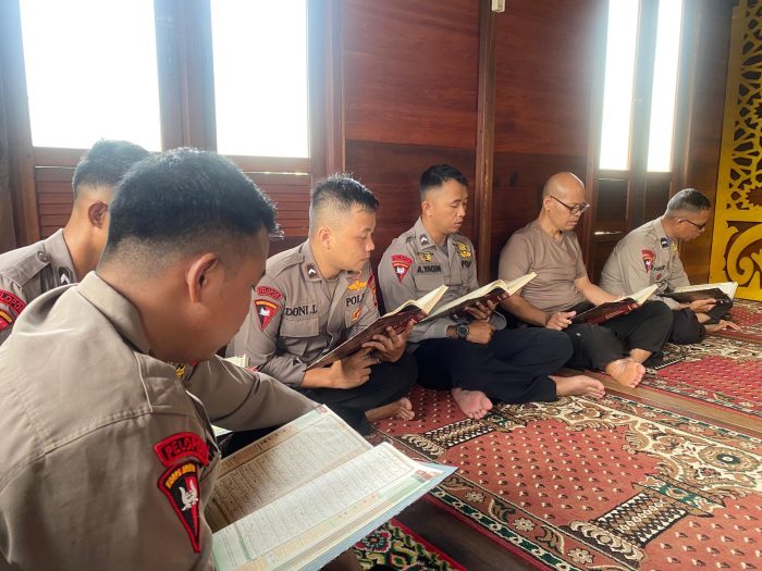 Satbrimob Polda Kalteng Tadarus Alquran Bersama