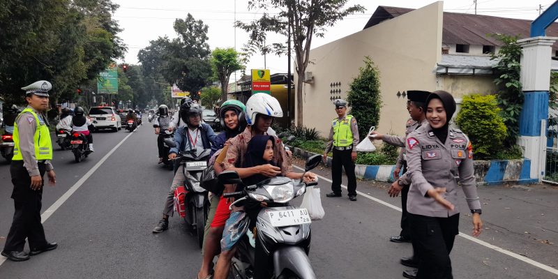 Satlantas Polres Bondowoso Berbagi Takjil Sembari Edukasi Pengendara Tertib Lalu Lintas