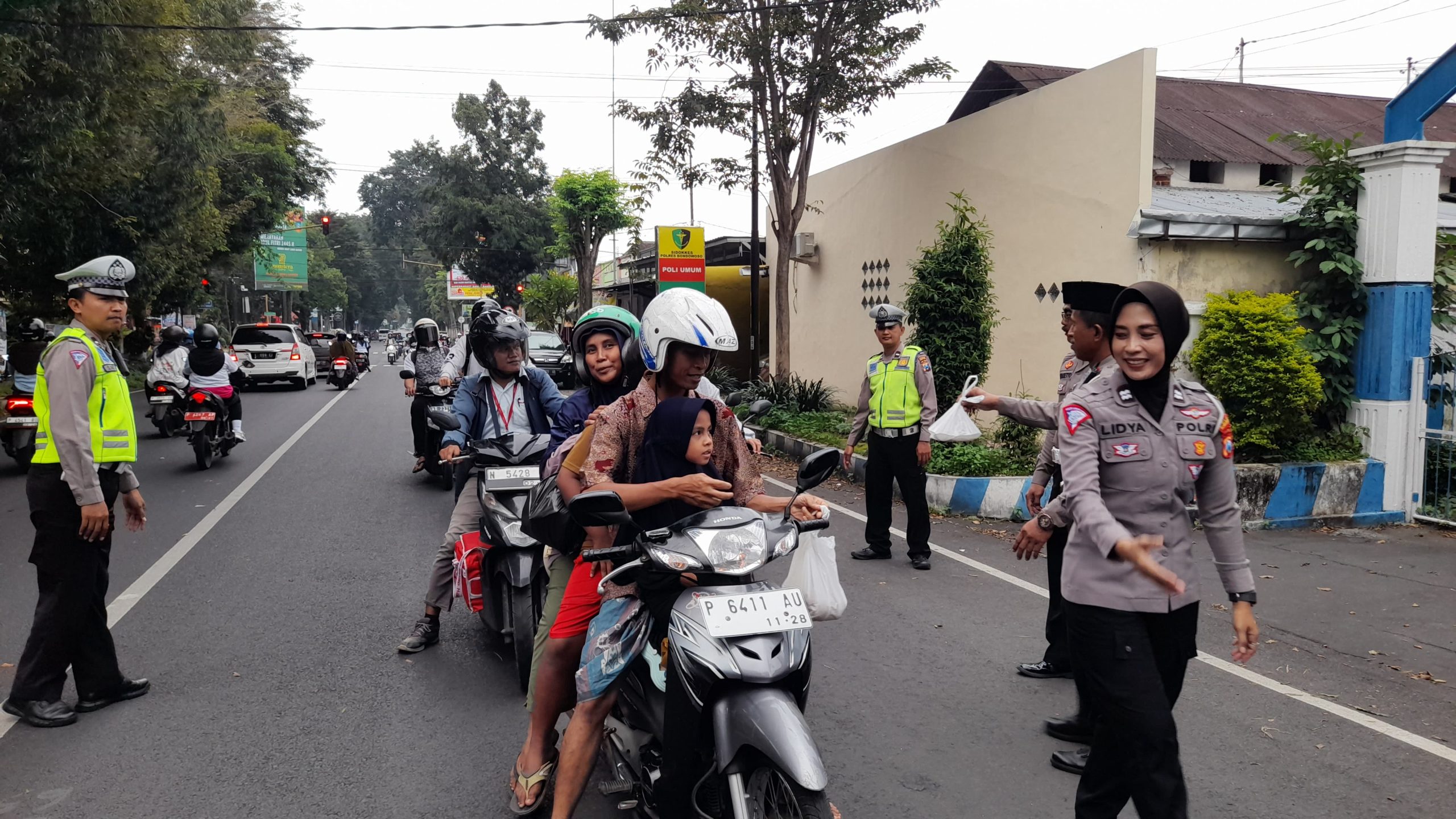 Satlantas Polres Bondowoso Berbagi Takjil Sembari Edukasi Pengendara Tertib Lalu Lintas