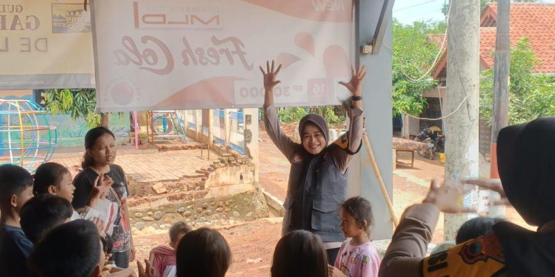 Polwan Polres Pekalongan Berikan Trauma Healing pada Korban Terdampak Banjir Wangandowo