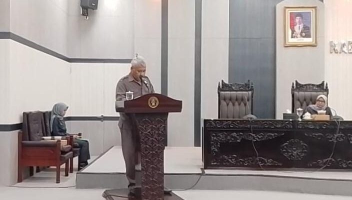 Fraksi PDI Perjuangan Sugeng Suroso menyampaikan pokok-pokok pikiran DPRD Pada Rapat Paripurna DPRD Kabupaten Blitar