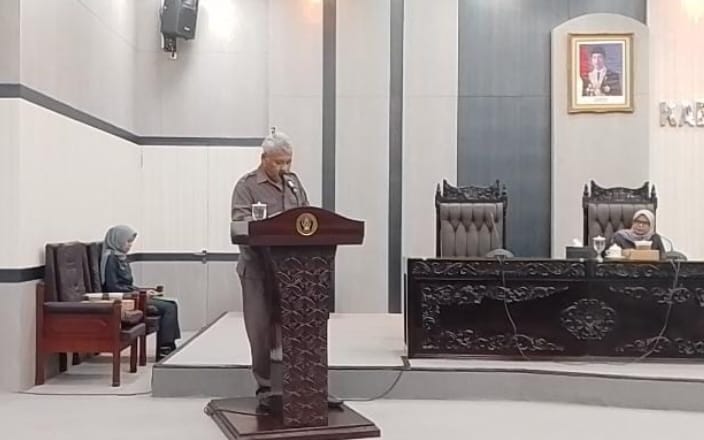 Fraksi PDI Perjuangan Sugeng Suroso menyampaikan pokok-pokok pikiran DPRD Pada Rapat Paripurna DPRD Kabupaten Blitar