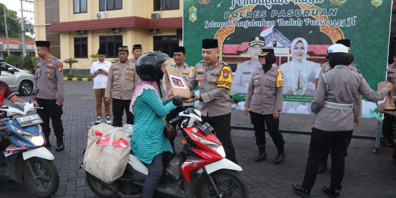 Semarak Ramadhan, Polres Pasuruan Bagi Takjil Gratis ke Pengendara