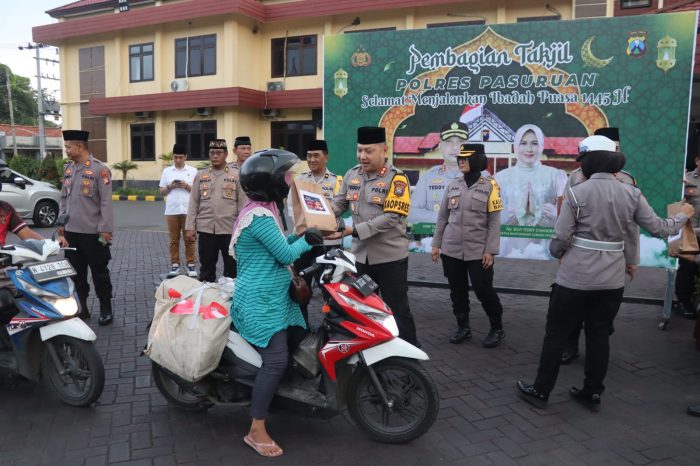 Semarak Ramadhan, Polres Pasuruan Bagi Takjil Gratis ke Pengendara