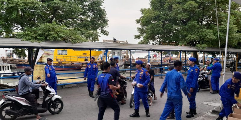 Jelang Waktu Berbuka Puasa, Satpolairud Polres Bangkalan Bagi bagi Takjil di ASDP Kamal