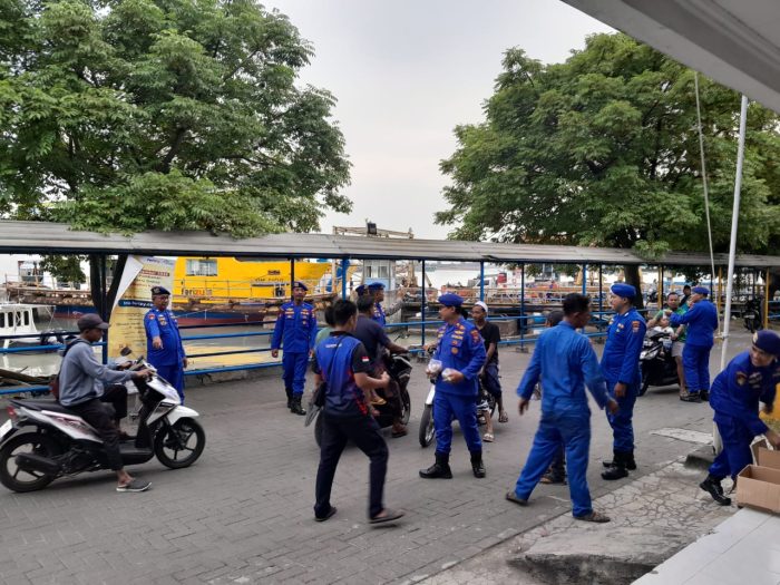 Jelang Waktu Berbuka Puasa, Satpolairud Polres Bangkalan Bagi bagi Takjil di ASDP Kamal