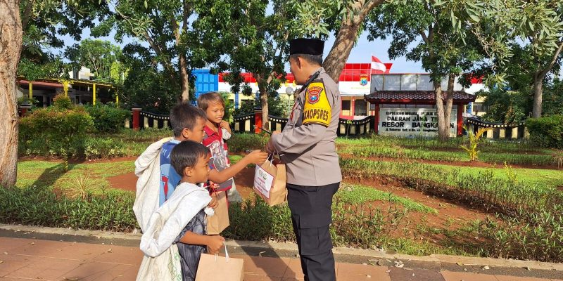 Berbagi Kebaikan di Bulan Ramadhan, Polres Bangkalan dan Bhayangkari Bagikan Takjil Kepada Pengguna Jalan