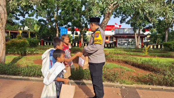 Berbagi Kebaikan di Bulan Ramadhan, Polres Bangkalan dan Bhayangkari Bagikan Takjil Kepada Pengguna Jalan