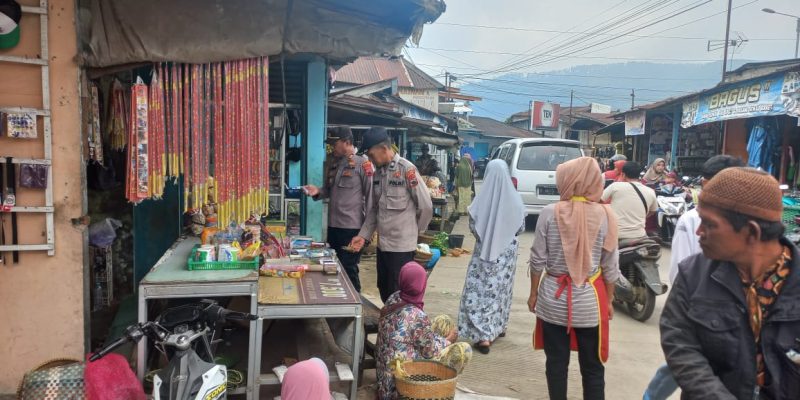 Patroli Polsek Bawang Antisipasi Kejahatan di Pasar