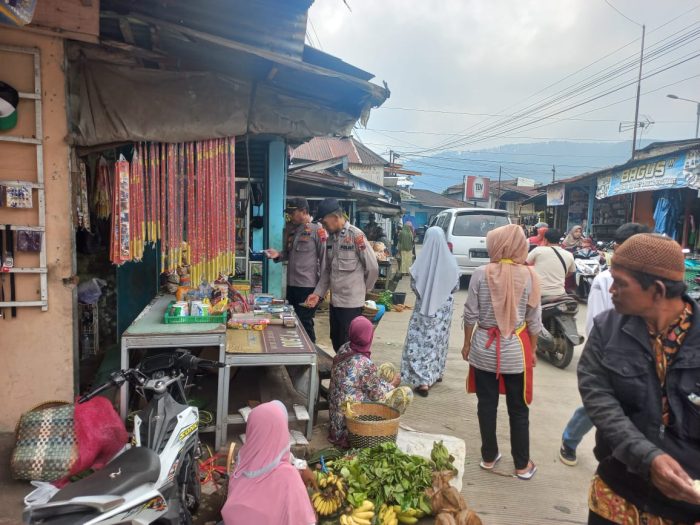 Patroli Polsek Bawang Antisipasi Kejahatan di Pasar