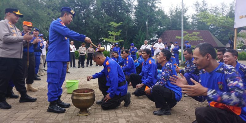 Hadapi Cuaca Ekstrim Jelang Lebaran, Ditpolairud Polda Jateng Adakan Pelatihan Kepada Tim Relawan SAR Arnavat