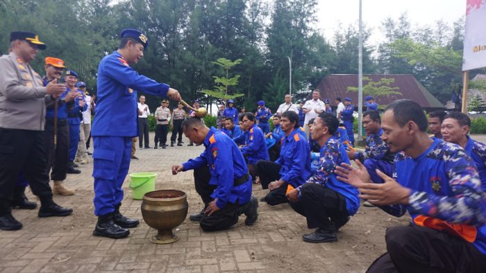 Hadapi Cuaca Ekstrim Jelang Lebaran, Ditpolairud Polda Jateng Adakan Pelatihan Kepada Tim Relawan SAR Arnavat