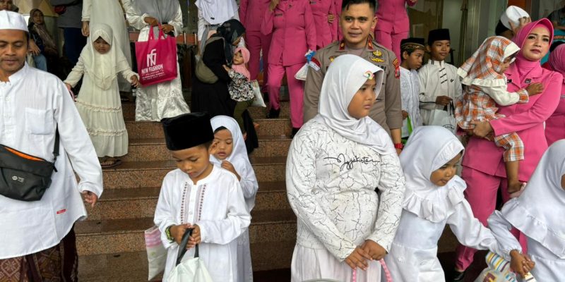 Di Bulan Suci Ramadhan Polsek Simokerto Adakan Giat Santunan Kepada Anak Yatim Piatu