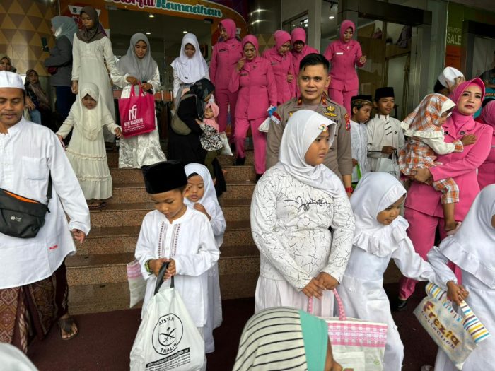 Di Bulan Suci Ramadhan Polsek Simokerto Adakan Giat Santunan Kepada Anak Yatim Piatu