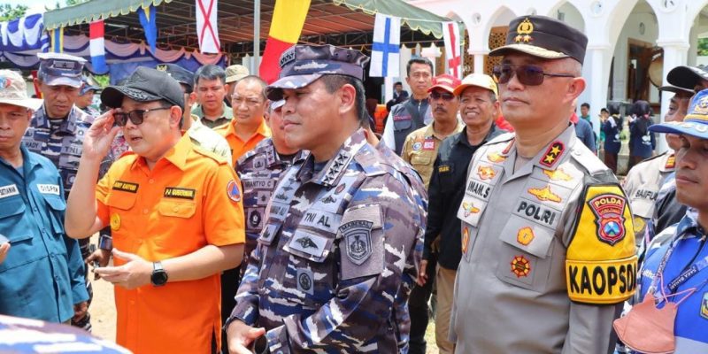 Kapolda Jatim Dampingi Kepala Staf TNI AL Serahkan Bansos Untuk Warga Bawean yang Terdampak Gempa