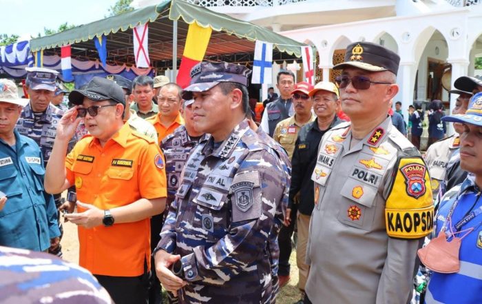 Kapolda Jatim Dampingi Kepala Staf TNI AL Serahkan Bansos Untuk Warga Bawean yang Terdampak Gempa