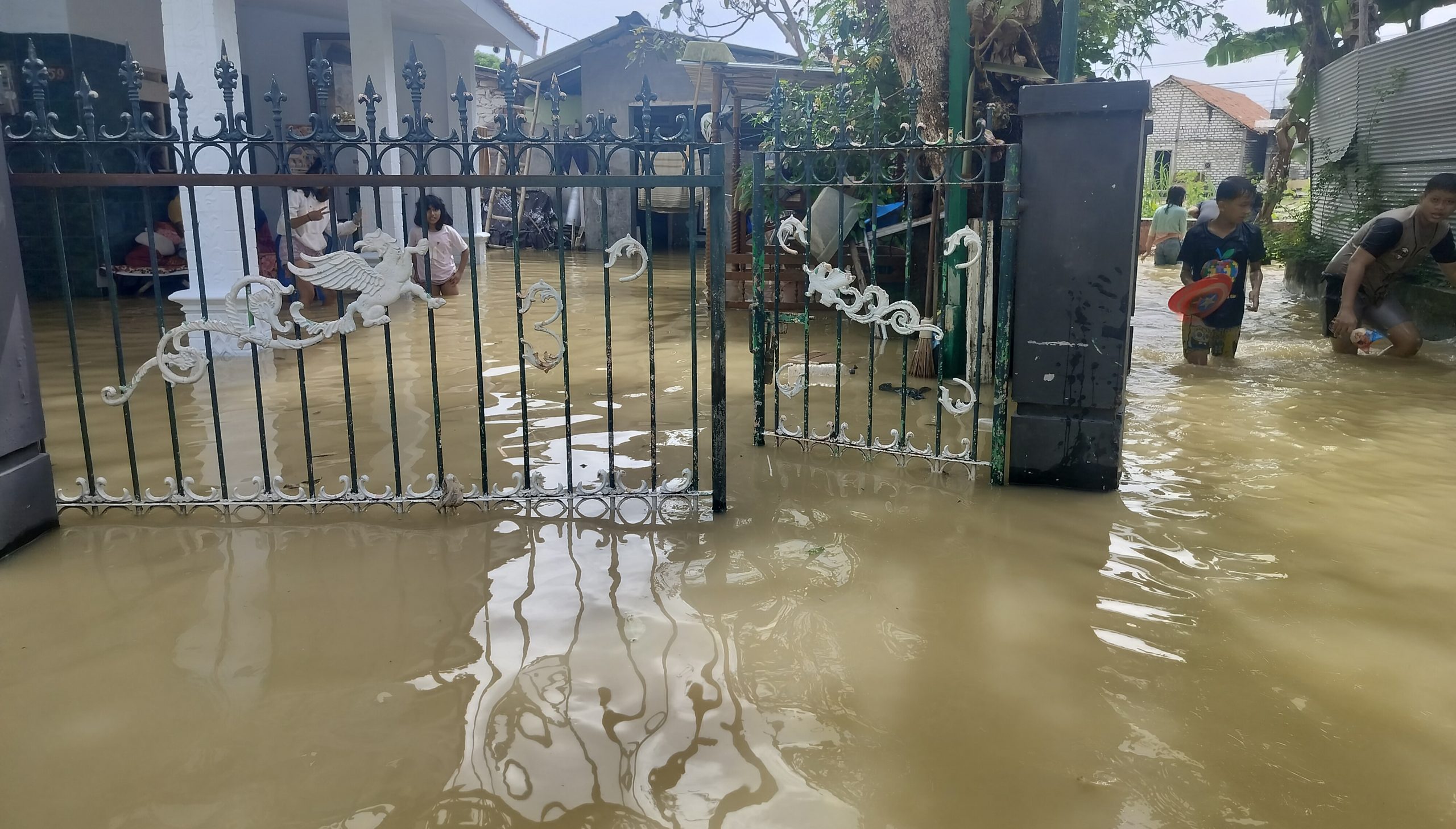 Di Hari Kedua Bulan Ramadhan, Warga RT 04 RW 06 Kelurahan Rongtengah Direndam Banjir