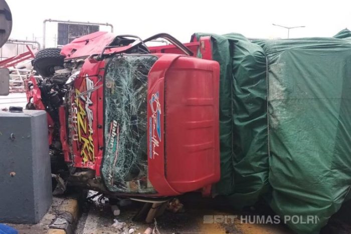 Truk Ugal-Ugalan dan Kelebihan Muatan Jadi Penyebab Kecelakaan Beruntun Di Tol Halim