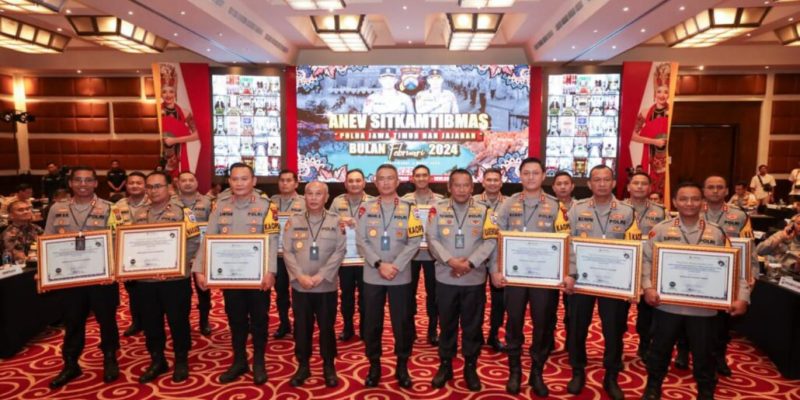Kapolda Jatim Berikan Penghargaan Kepada Polres Ngawi