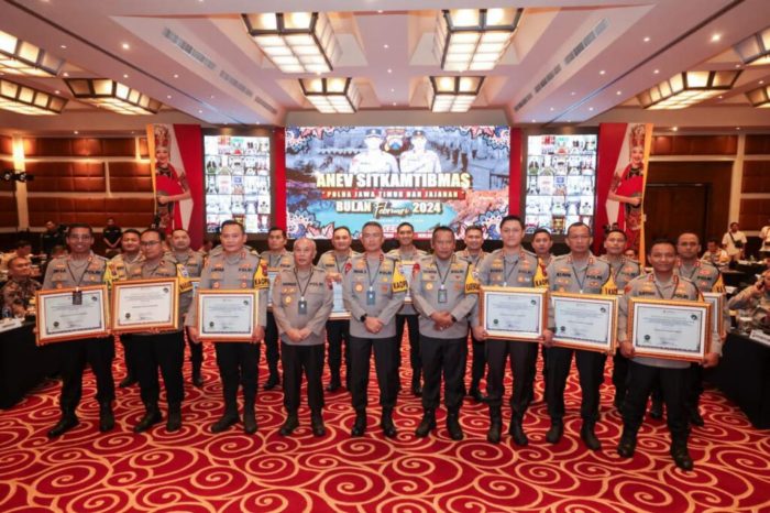 Kapolda Jatim Berikan Penghargaan Kepada Polres Ngawi