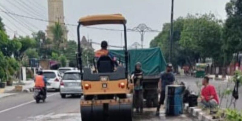 Menjelang Momentum Lebaran 2024, Pemkot Mojokerto Lakukan Perawatan Jalan Protokol