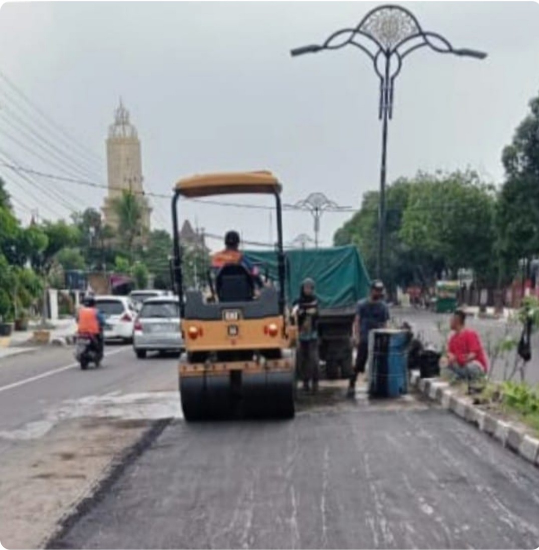 Menjelang Momentum Lebaran 2024, Pemkot Mojokerto Lakukan Perawatan Jalan Protokol