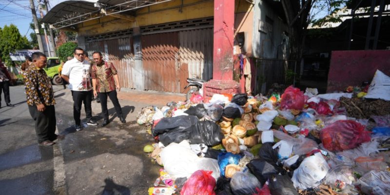 Gercep Atasi Masalah Sampah di TPS Benteng Pancasila, Mas Pj Terjunkan 4 Alat Berat dan Mesin Pengeruk