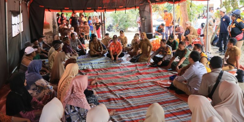 Bupati Mojokerto Tinjau Dan Salurkan Bantuan Untuk 8 Warga Terdampak Tanah Longsor