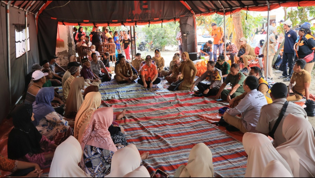 Bupati Mojokerto Tinjau Dan Salurkan Bantuan Untuk 8 Warga Terdampak Tanah Longsor